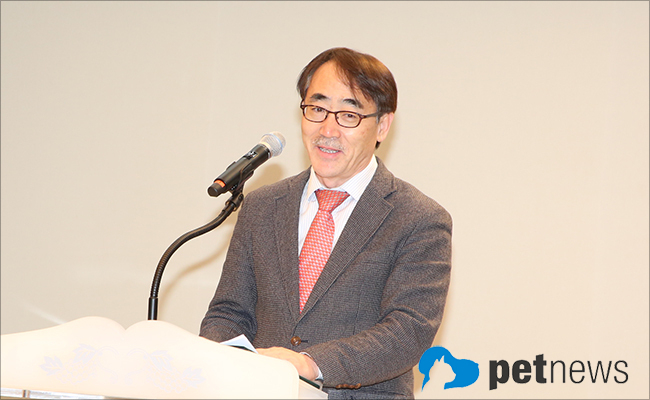건국대 김수기 농축대학원장이 격려사를 하고있다.